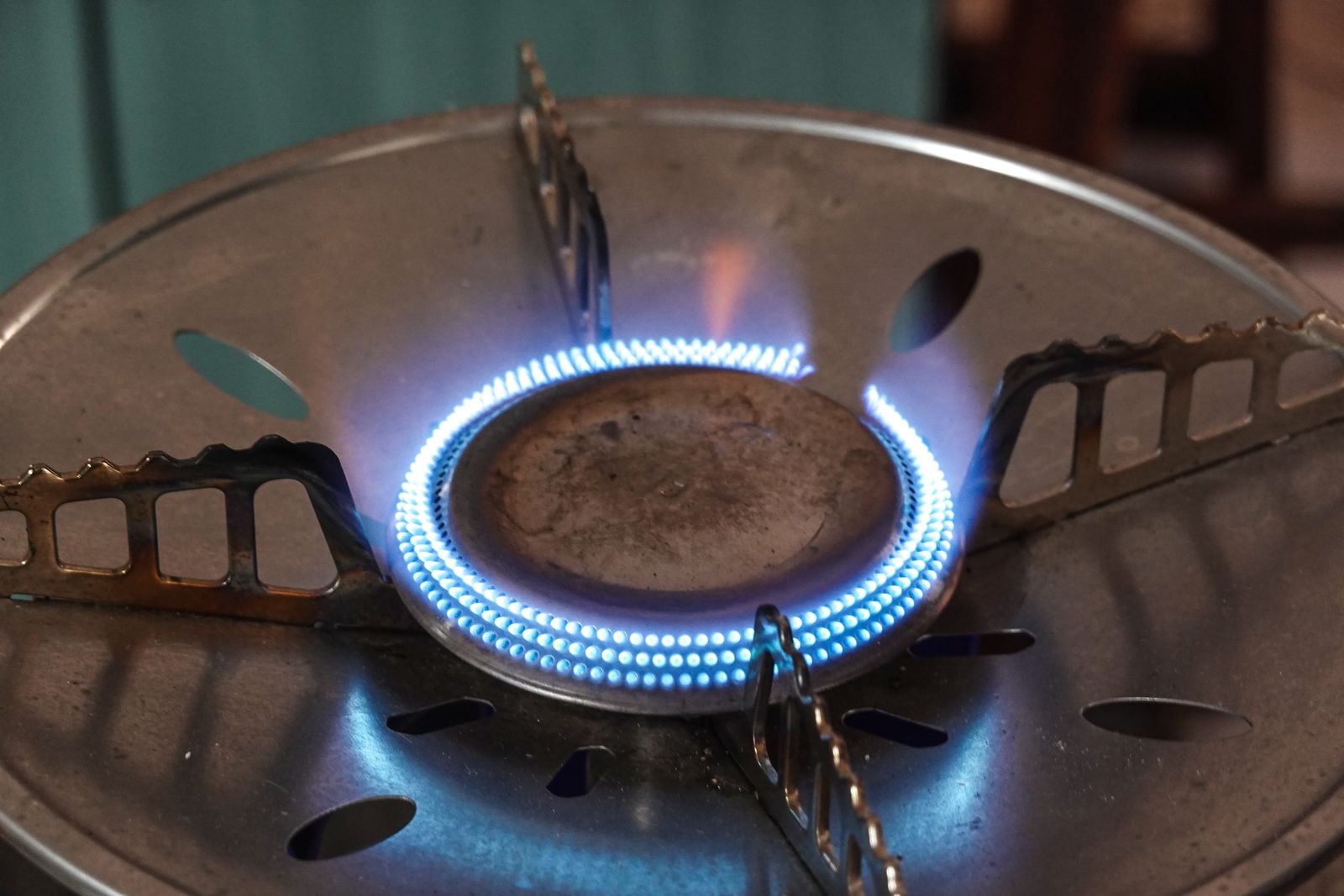 Sample image of a lit gas burner with a blue flame