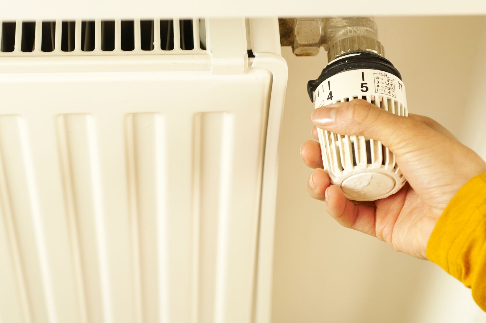 Sample image of a hand setting a thermostatic radiator valve